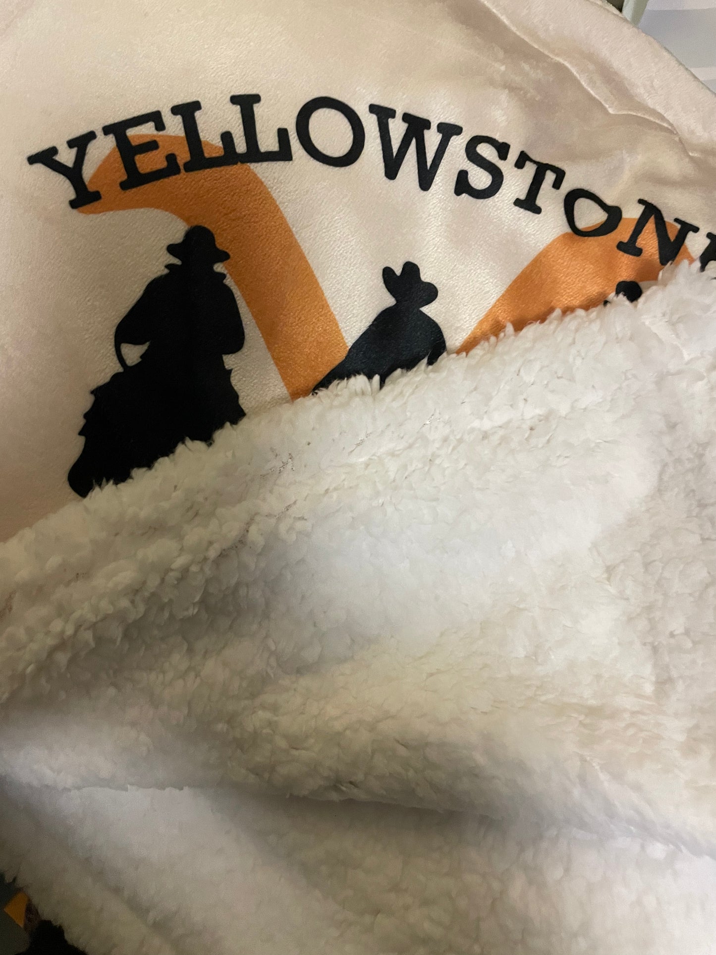 SHH im watching Yellowstone Watching Blanket