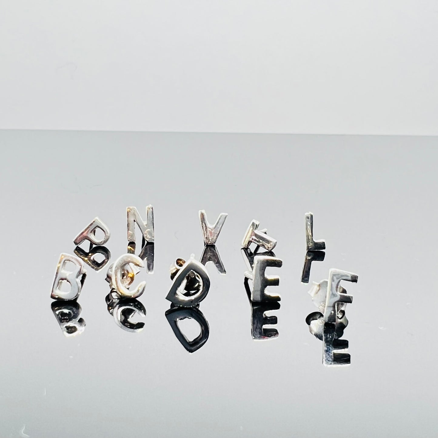 Orecchini lobo lettere