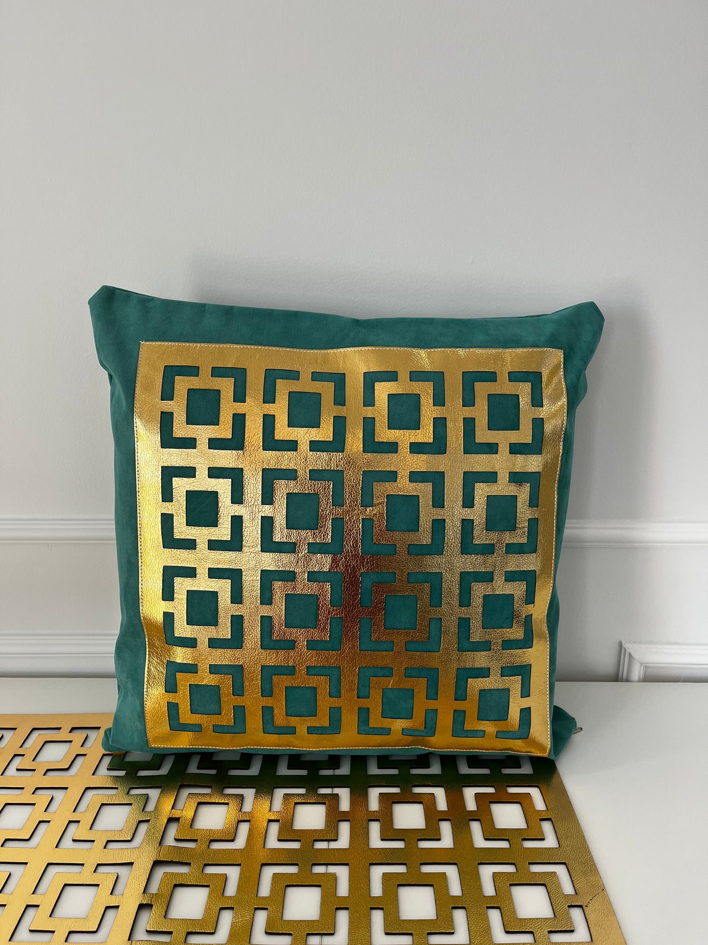 Housse de coussin aux motifs carrés doré