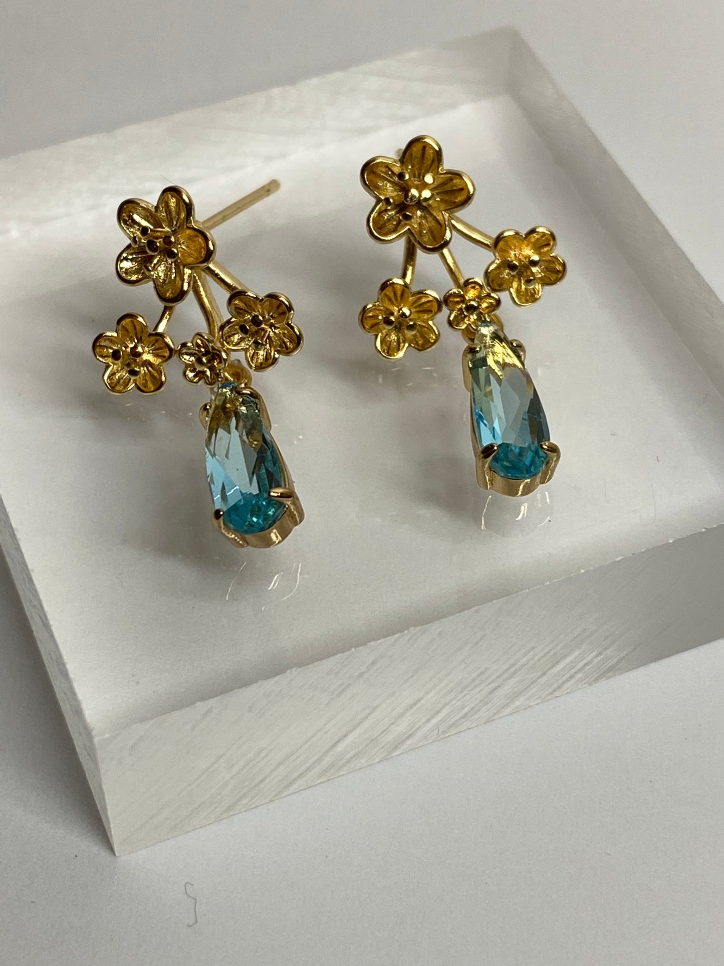 Flower Cluster w/ Mini Light Blue Teardrop Stone