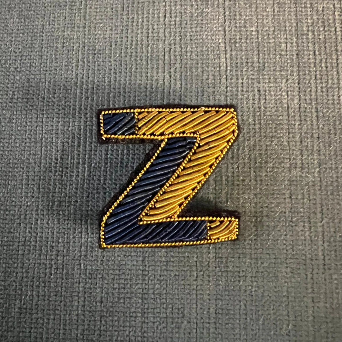 broche brodée main hand embroidered pin alphabet