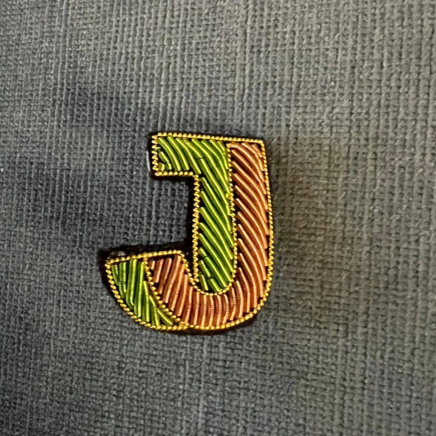 broche brodée main hand embroidered pin alphabet
