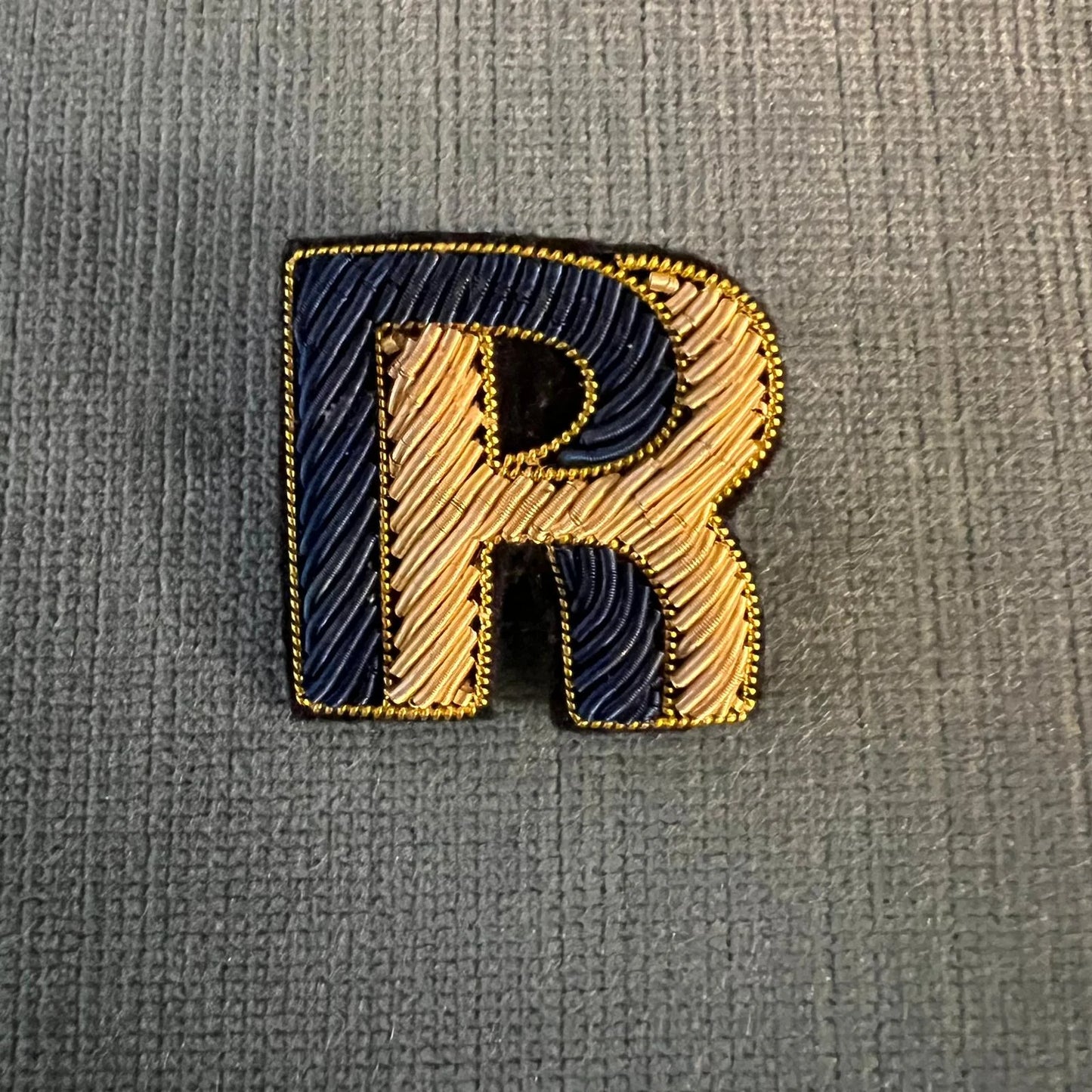 broche brodée main hand embroidered pin alphabet