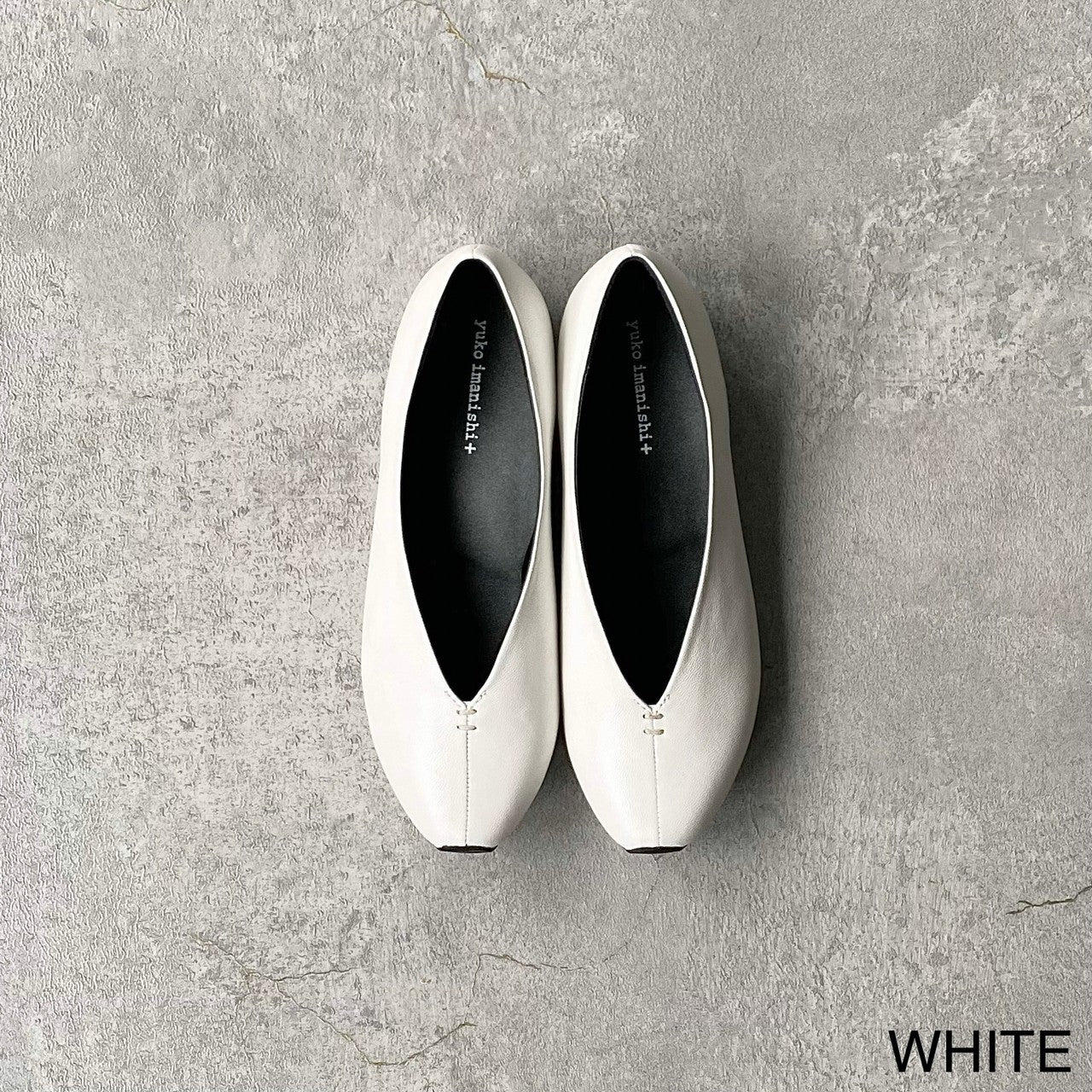 WHITE / 35 (22.2cm)