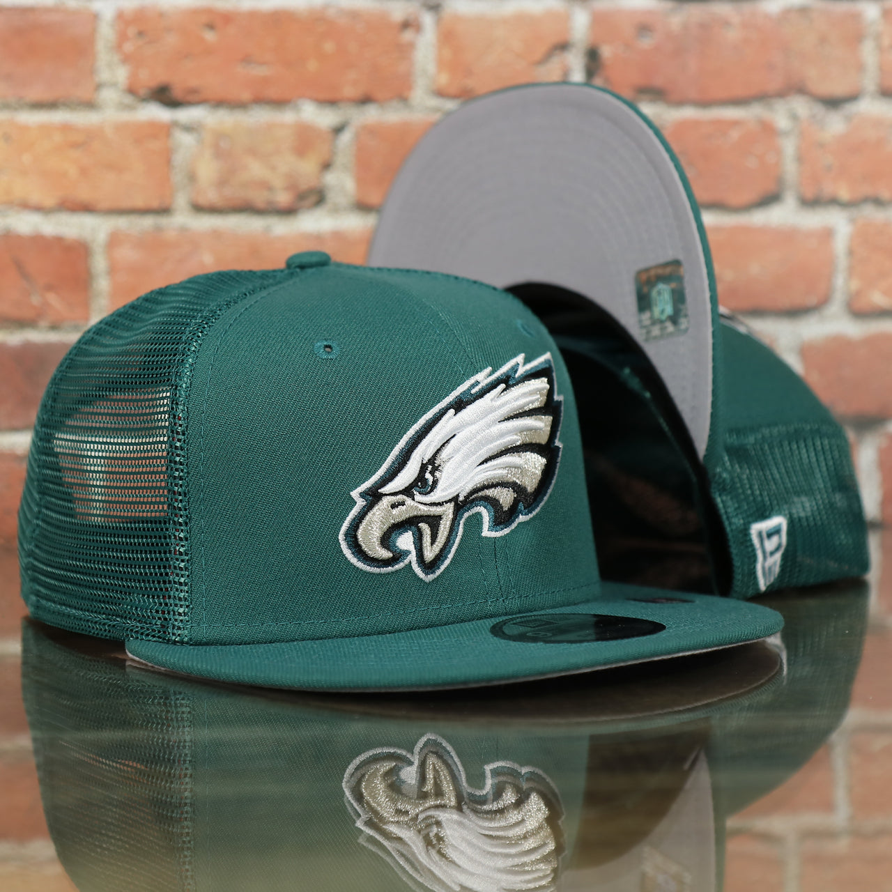 front and bottom of the Philadelphia Eagles Trucker Meshback Gray Bottom 9Fifty Snapback | Green | OSFM