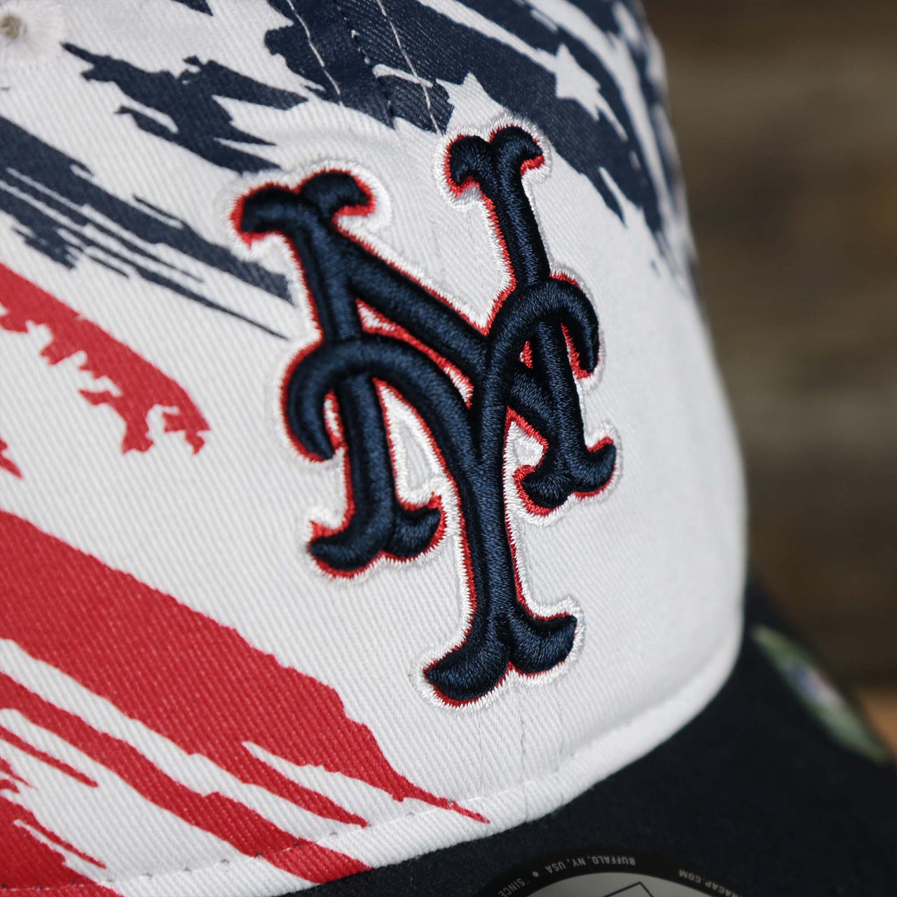 The Mets logo on the New York Mets 2022 4th of July Stars And Stripes 9Twenty | New Era Navy OSFM