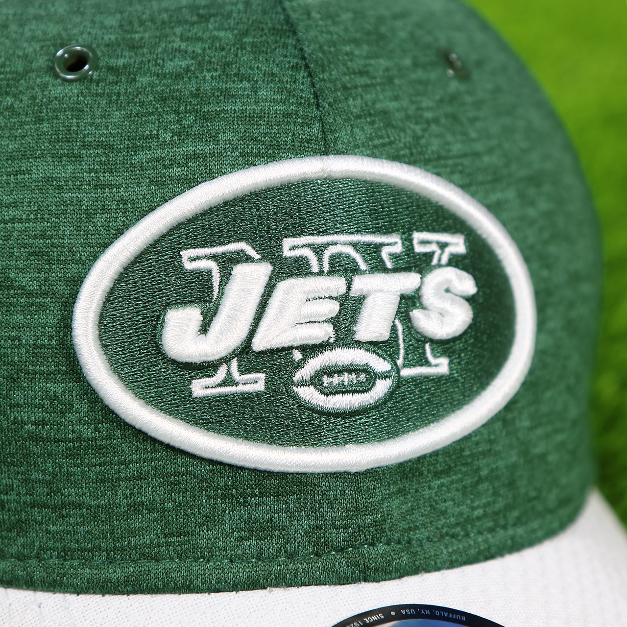 The New York Jets Logo on the New York Jets Onfield NFL Sideline Side Patch 39Thirty Flexfit Cap | Green 39Thirty Cap