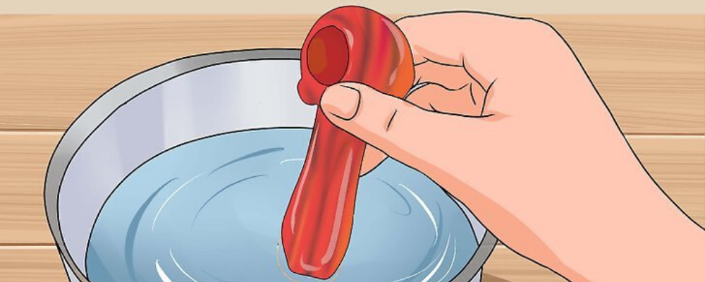 How to Clean a Glass Pipe in Boiling Water