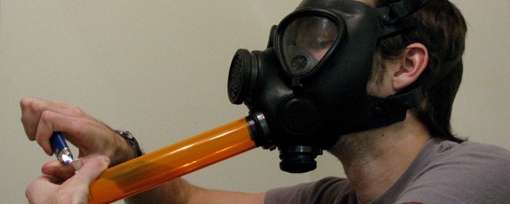 How to Use A Gas Mask Bong