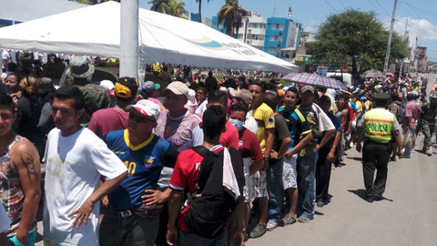 Earthquake survivors in Manta, Ecuador in line for food and water