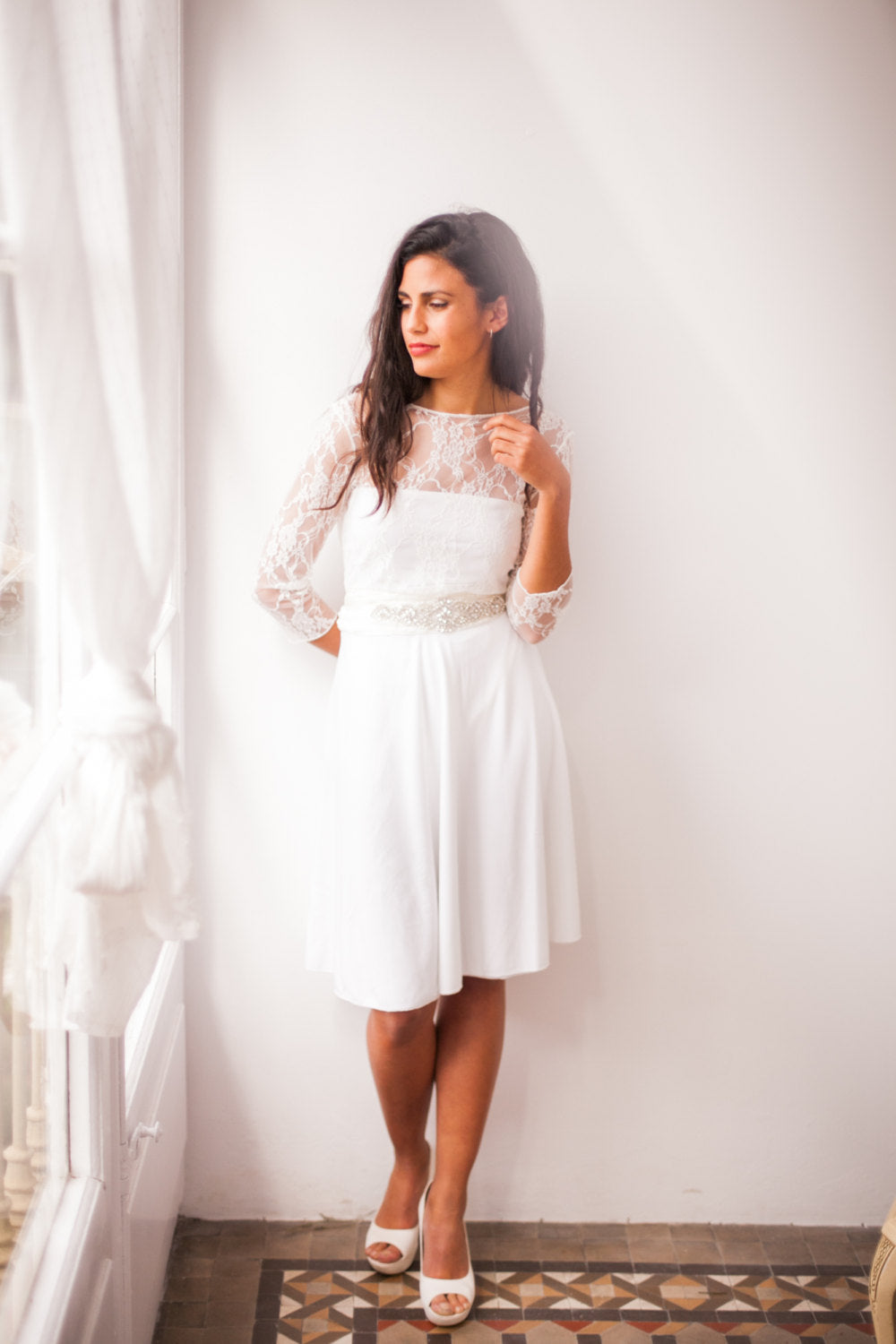 Vestido de novia con cuerpo de encaje mangas Frida Romantic Corto | Mimetikbcn – Mimetik