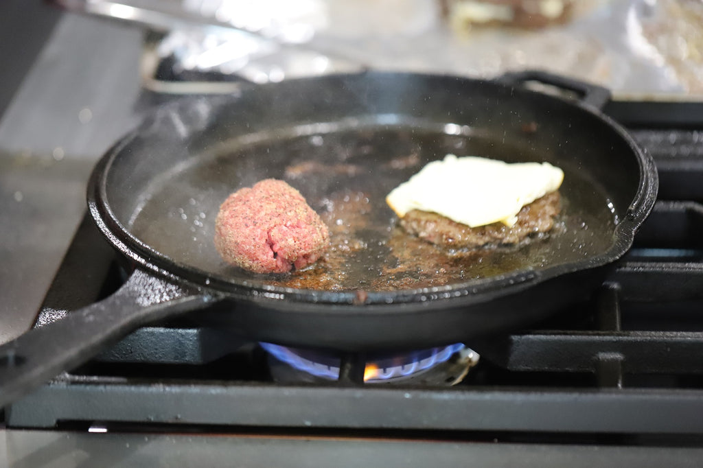how to make a smashburger - cast iron skillet 