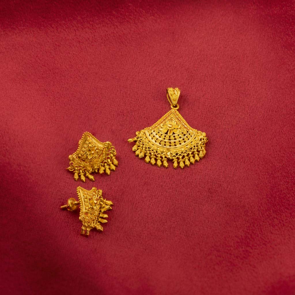 Flaunt Your Style with 22k Plain Gold Pendant Set – Jewelegance