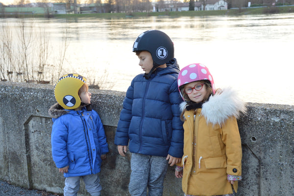 Jakob, Aljaž in Zara s svojimi Egg Helmets otroškimi čeladami