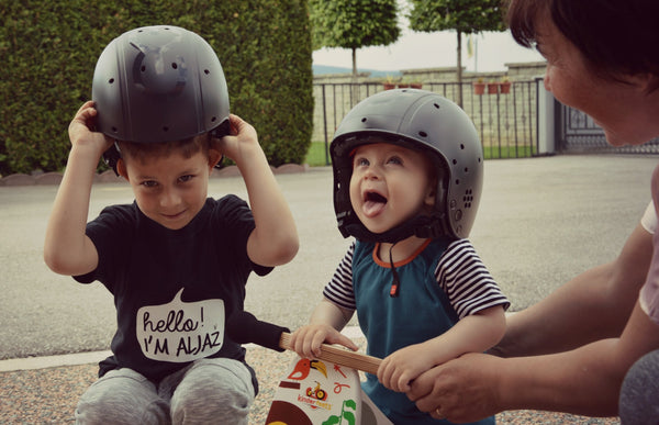 Jakobovo Darilo za prvi rojstni dan, Lesen poganjalec Kinderfeets Tiny Tot 2v1 Makii in otroška čelada EGG Helmets, z ljubeznijo mama