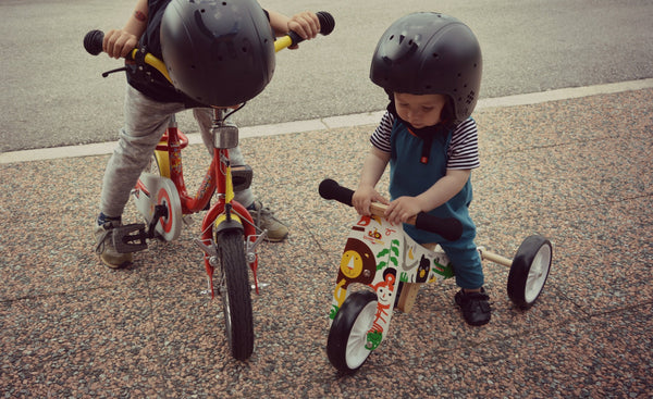 Jakobovo Darilo za prvi rojstni dan, Lesen poganjalec Kinderfeets Tiny Tot 2v1 Makii in otroška čelada EGG Helmets, z ljubeznijo mama