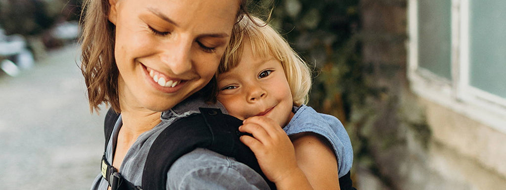 5 nasvetov za lahkotno poletno nošenje otroka v nosilki