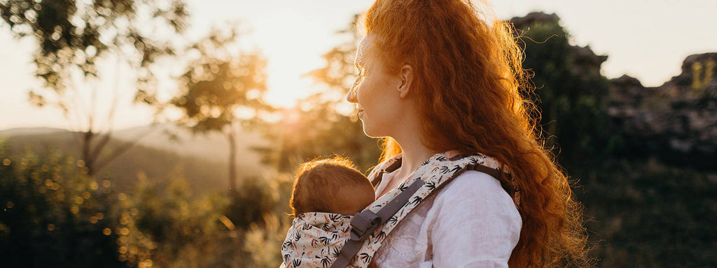 5 nasvetov za lahkotno poletno nošenje otroka v nosilki