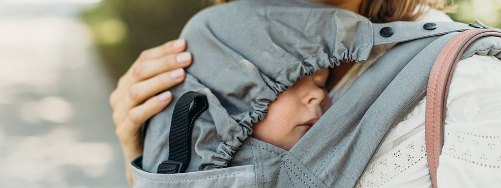 5 nasvetov za lahkotno poletno nošenje otroka v nosilki