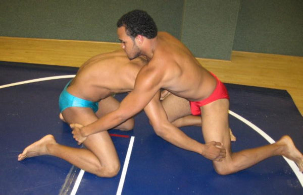 Порно на борцовском ковре загорелой бляди со спортсменом