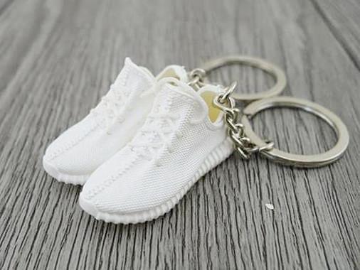 do yeezys come with a keychain