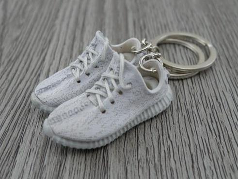 do yeezys come with a keychain