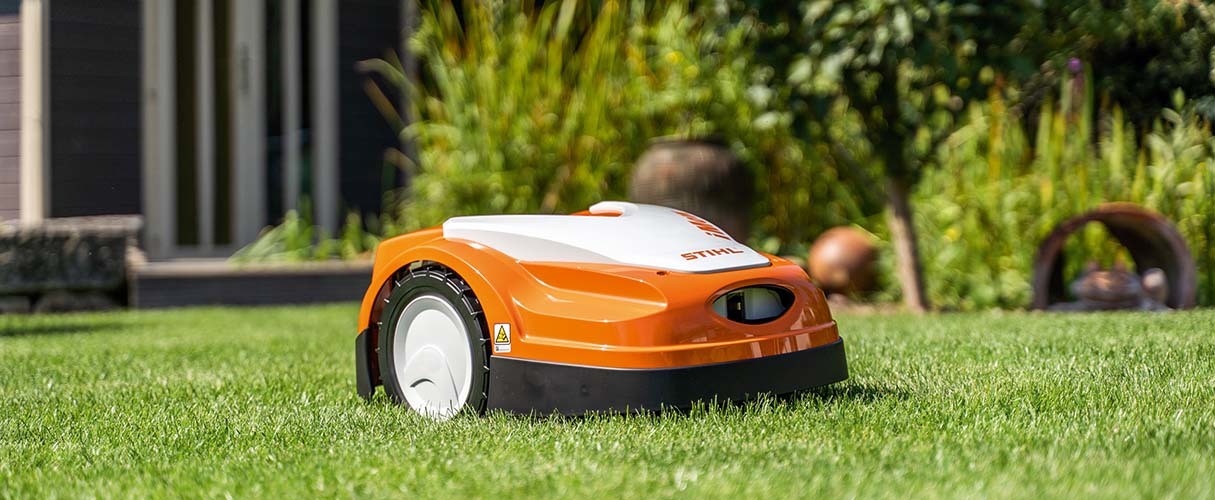Pielęgnacja trawnika – robot koszący wybrać? | Blog Maufer