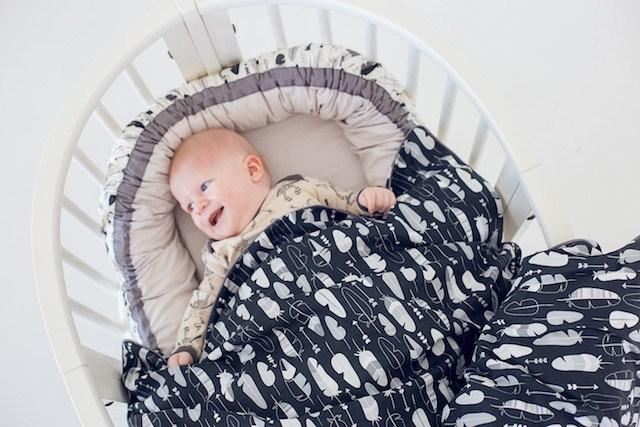 babynest - Babynest i økologisk bomuld med fjerprint (hvid/grå/mintgrøn) - MamaMilla.dk