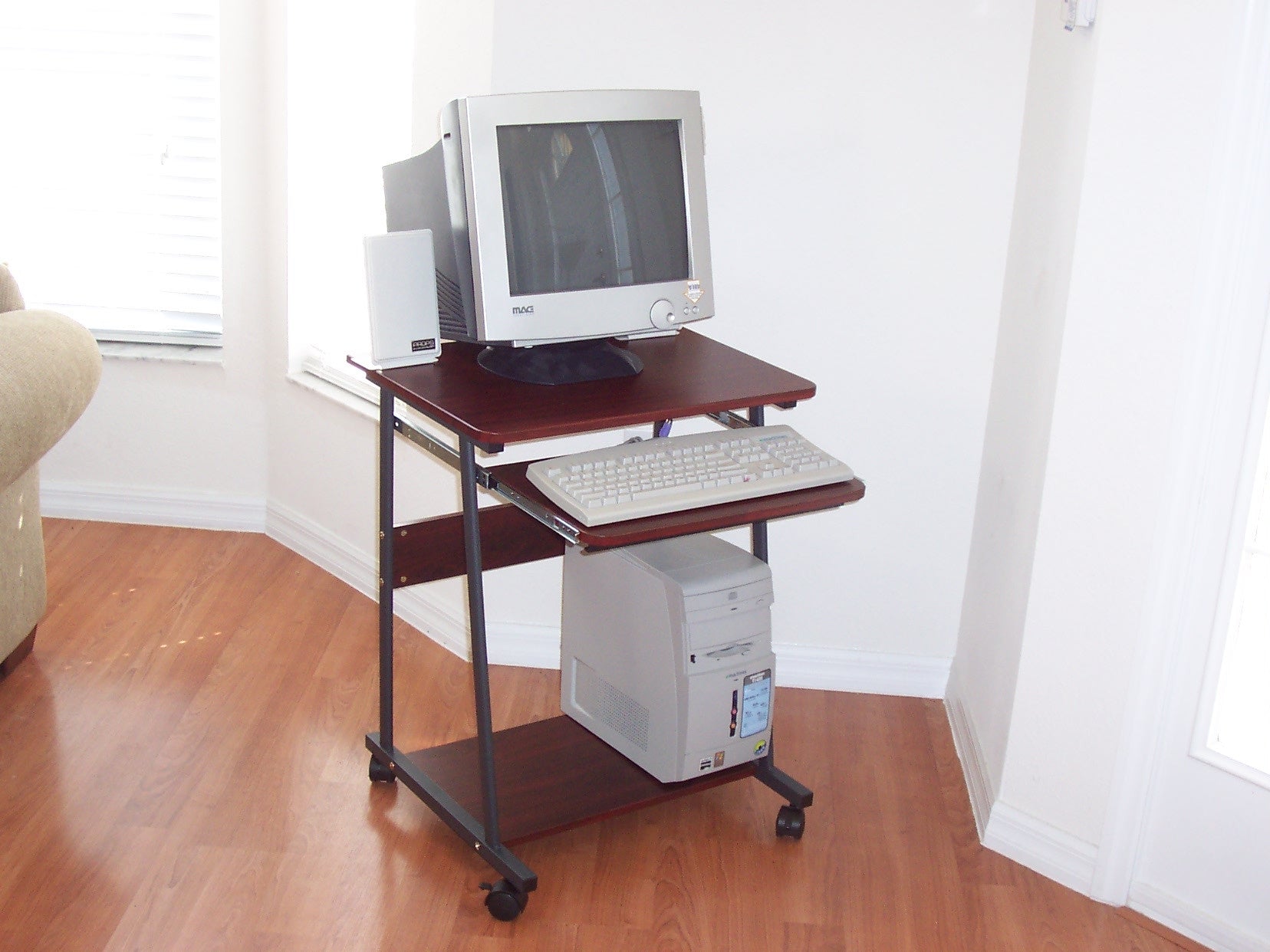 24" compact mobile computer desk with keyboard tray & mouse tray