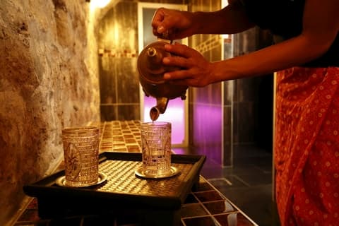 Service de thé traditionnel au spa Arbre à Sens Paris