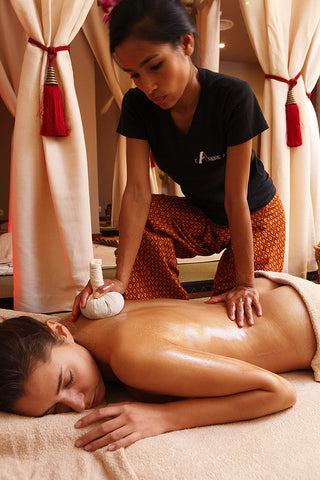 Massage aux tampons d'herbes de Siam – Spa Arbre à Sens Paris