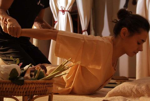 Massage thaï traditionnel au sol (Nuad Bo Rarn)