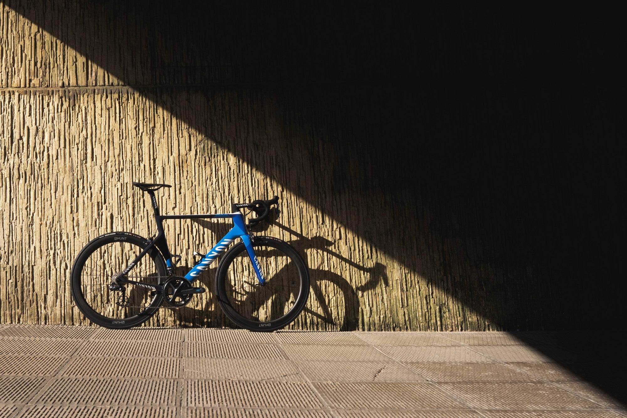 The Canyon Aeroad with HUNT 50 Carbon Wide Aero wheels against a wall