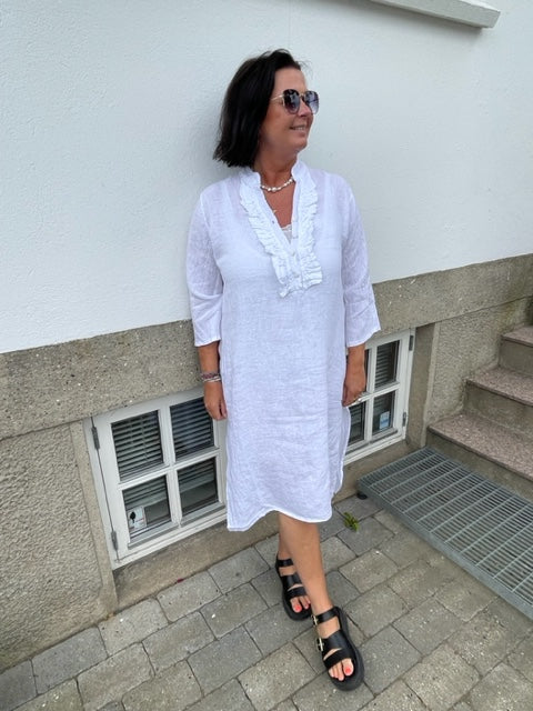 backup skuffet uærlig Tiffany - Lang Skjorte Kjole Med Flæser i Hvid – Lykke Lykke