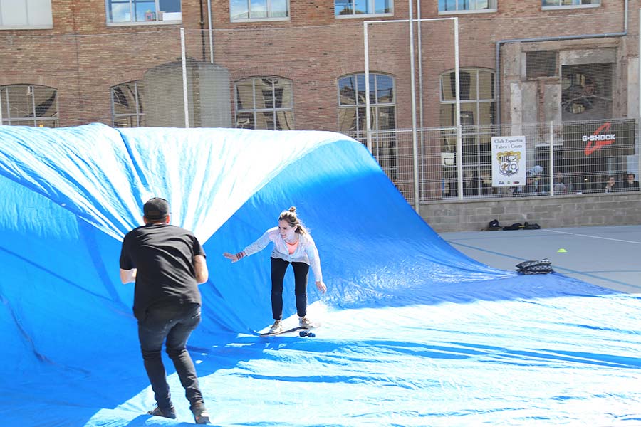 tarp surfing surfcity barcelona 2016 surfskate french girl