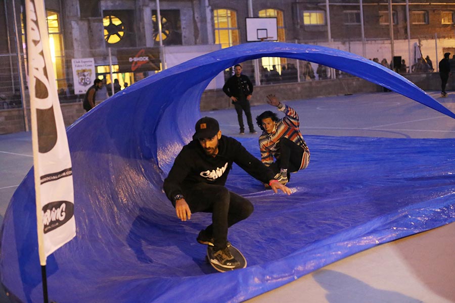 tarp surfing surfcity barcelona 2016 surfskate tubo de noche