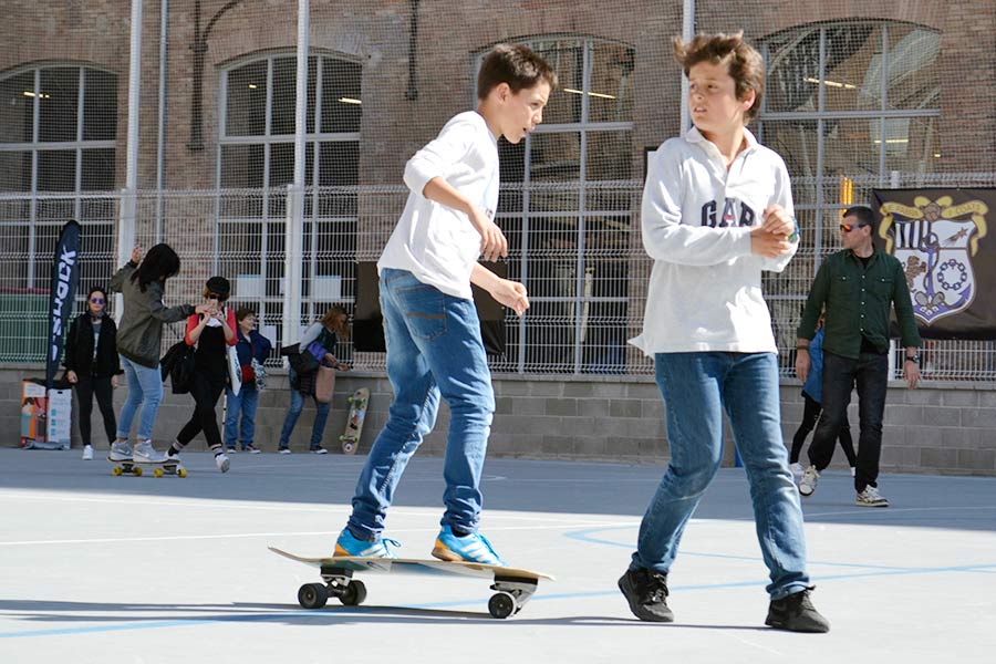 tarp surfing surfcity barcelona 2016 surfskate niños swallow