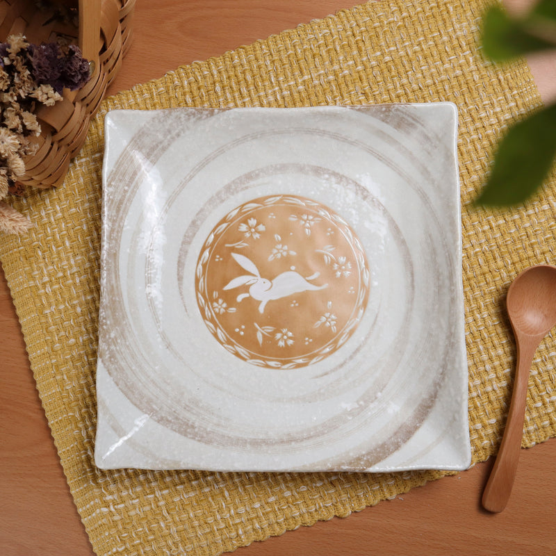 打造生活美學 日本製 旋紋白兔11吋角皿 餐盤/盛皿/日式盤子