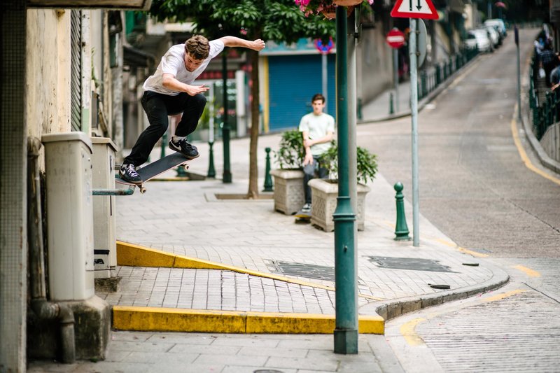 Yoshi Tanenbaum – Crooked Grind © Jon Mehring