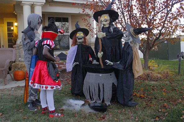 Kids trick-or-treating on Halloween/Beggars Night