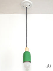 Luminaire en céramique verte et bois naturel. Pièce unique faite à la main. "Pilule Verte boisée"