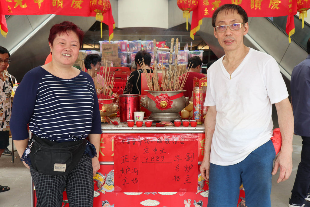 This year’s lucky 炉主(Altar Owner) and 副炉主(Deputy Altar Owner) in front of the lucky number ‘7889’. HUAT Ah!