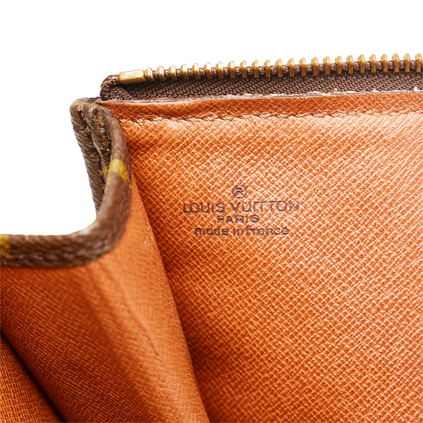 défilé Louis Vuitton de la collection Automne Hiver 2022 - Documents  Portfolio 30 Clutch Bag – RvceShops Revival - Brown Louis Vuitton Monogram  Poche