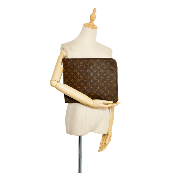 défilé Louis Vuitton de la collection Automne Hiver 2022 - Documents  Portfolio 30 Clutch Bag – RvceShops Revival - Brown Louis Vuitton Monogram  Poche
