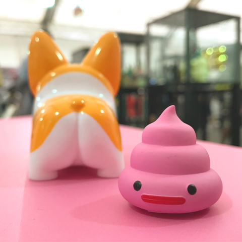 Capsubeans Poop Making Friends with Gwen The Corgi - Thailand Toy Expo
