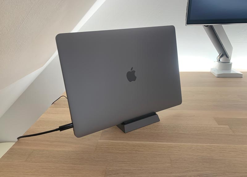 customer Cooling Dock Pro (D2 Pro) workstation with 16-inch MacBook Pro