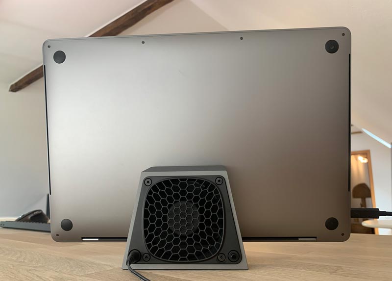 customer Cooling Dock Pro (D2 Pro) workstation with 16-inch MacBook Pro