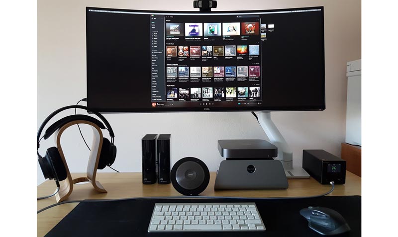 customer Cooling Stand Mini (S Mini) workstation with current generation Mac Mini