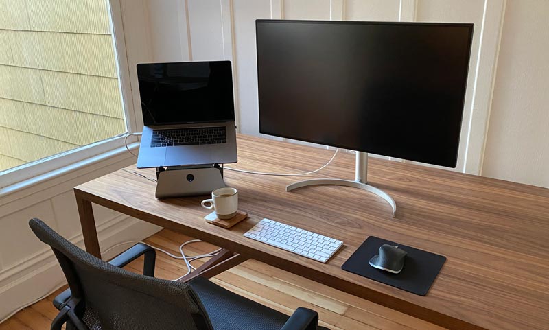 customer Cooling Stand Pro (S Pro) workstation with 15-inch MacBook Pro