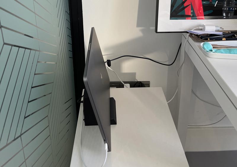 customer Cooling Dock Pro (DxBLK Pro) workstation with 16-inch MacBook Pro